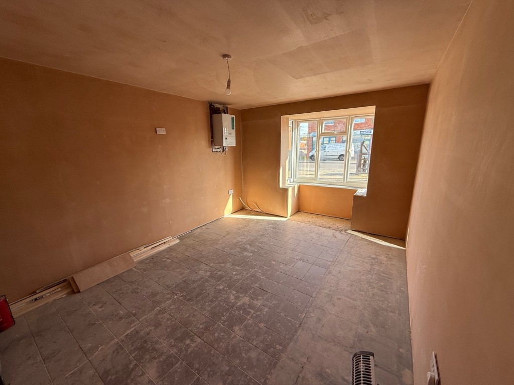 Lot: 120 - HOUSE FOR IMPROVEMENT - Living room looking towards bay window